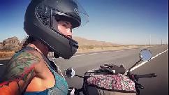 Felicity feline motocicleta nena montando aprilia en sujetador