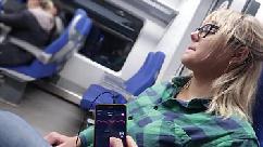 Control remoto mi orgasmo en el tren
