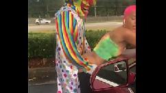 Gibby the clown se folla a jasamine banks al aire libre a plena luz del día