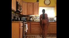 Solo cherokee gran botín limpiando la cocina desnudo